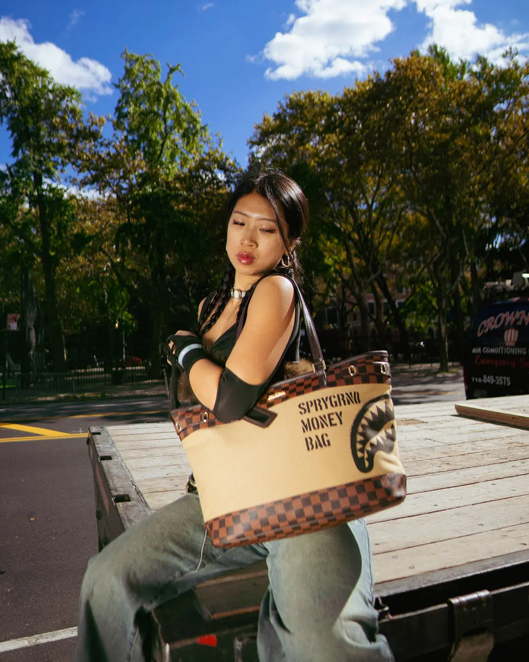 SPRAYGROUND MONEY BAG TOTE - Image 6